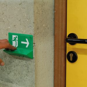Issue de secours braille vers le coté 
